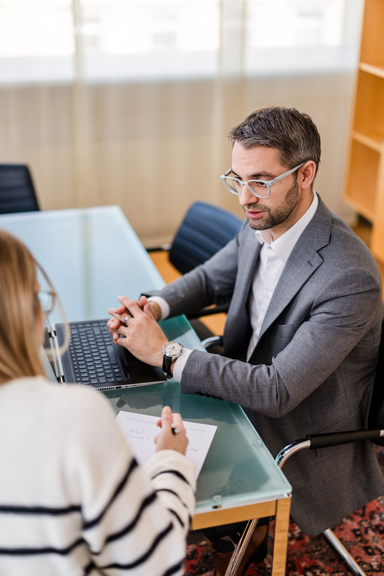 Anwalt spricht mit einer Frau bei einem Gespräch