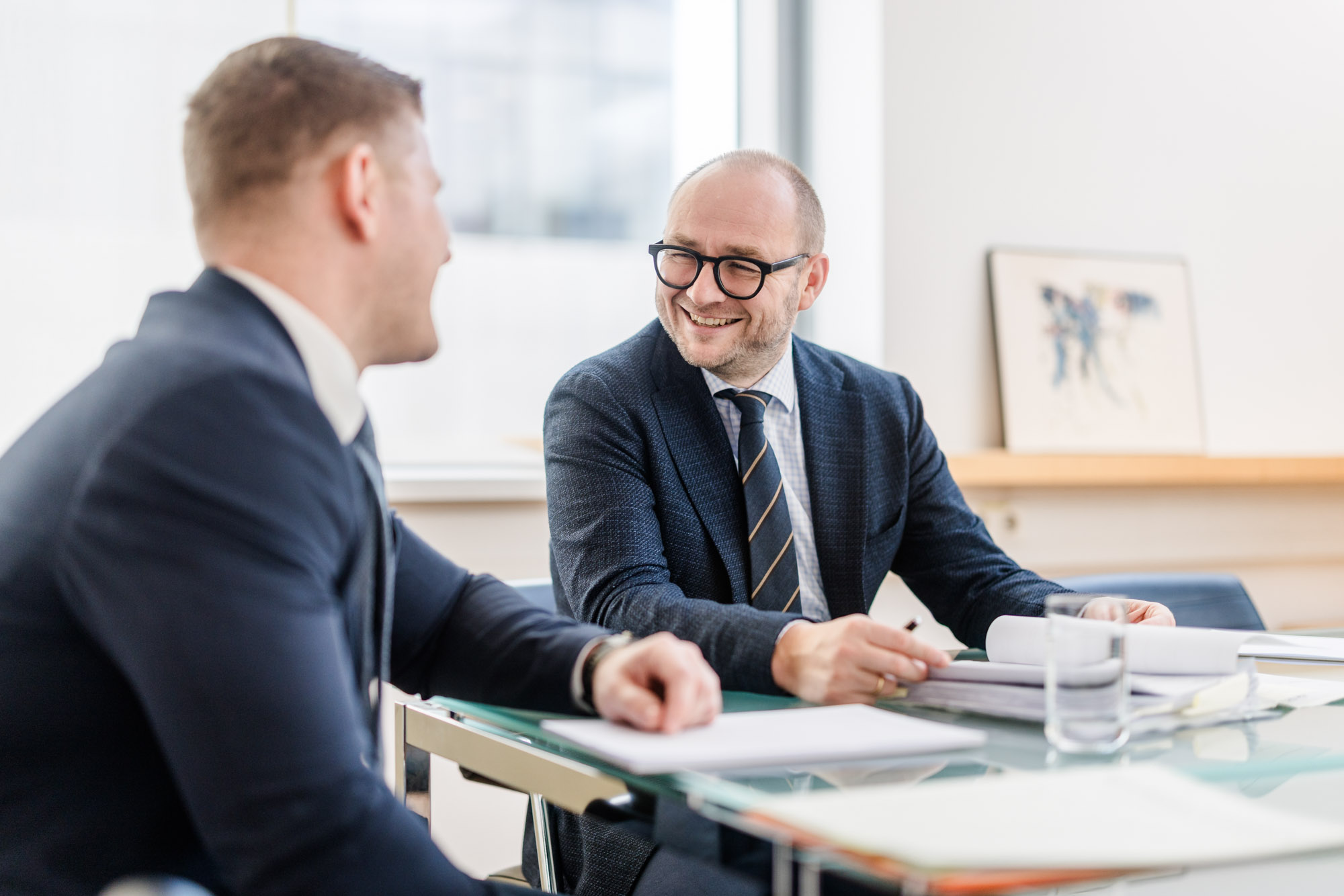 Gespräch von zwei Anwälten am Tisch die lachen
