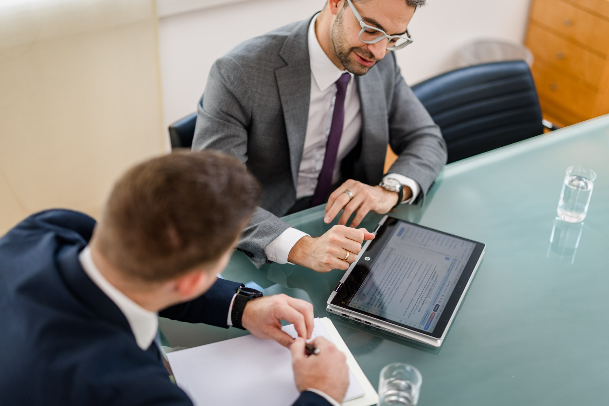 Anwalt erklärtInhalte auf einem Tablet während einer Besprechung
