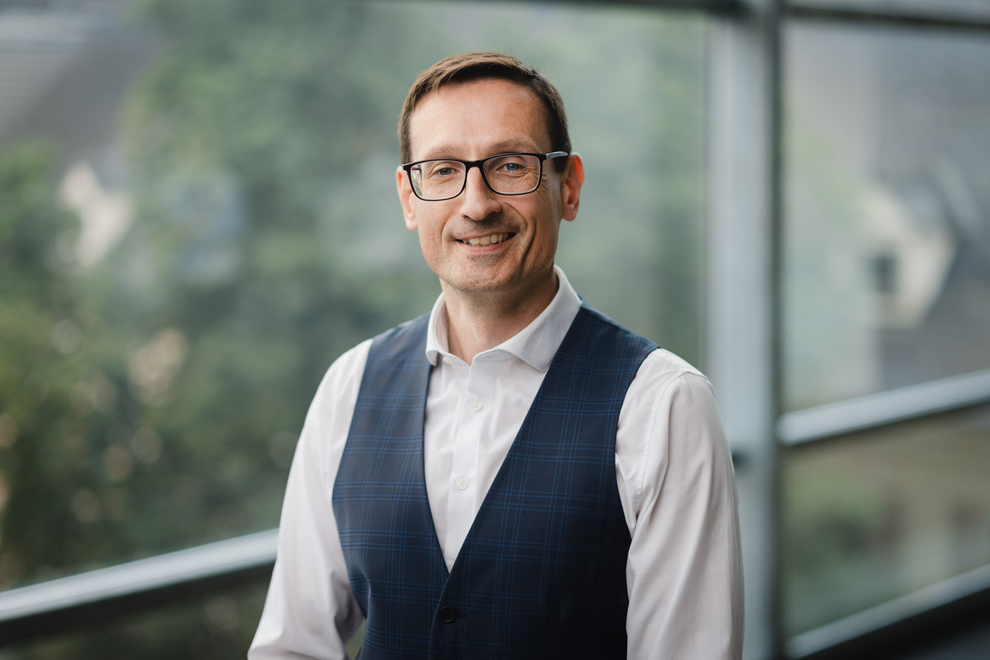 Portrait Anwalt Huemer ohne Sakko