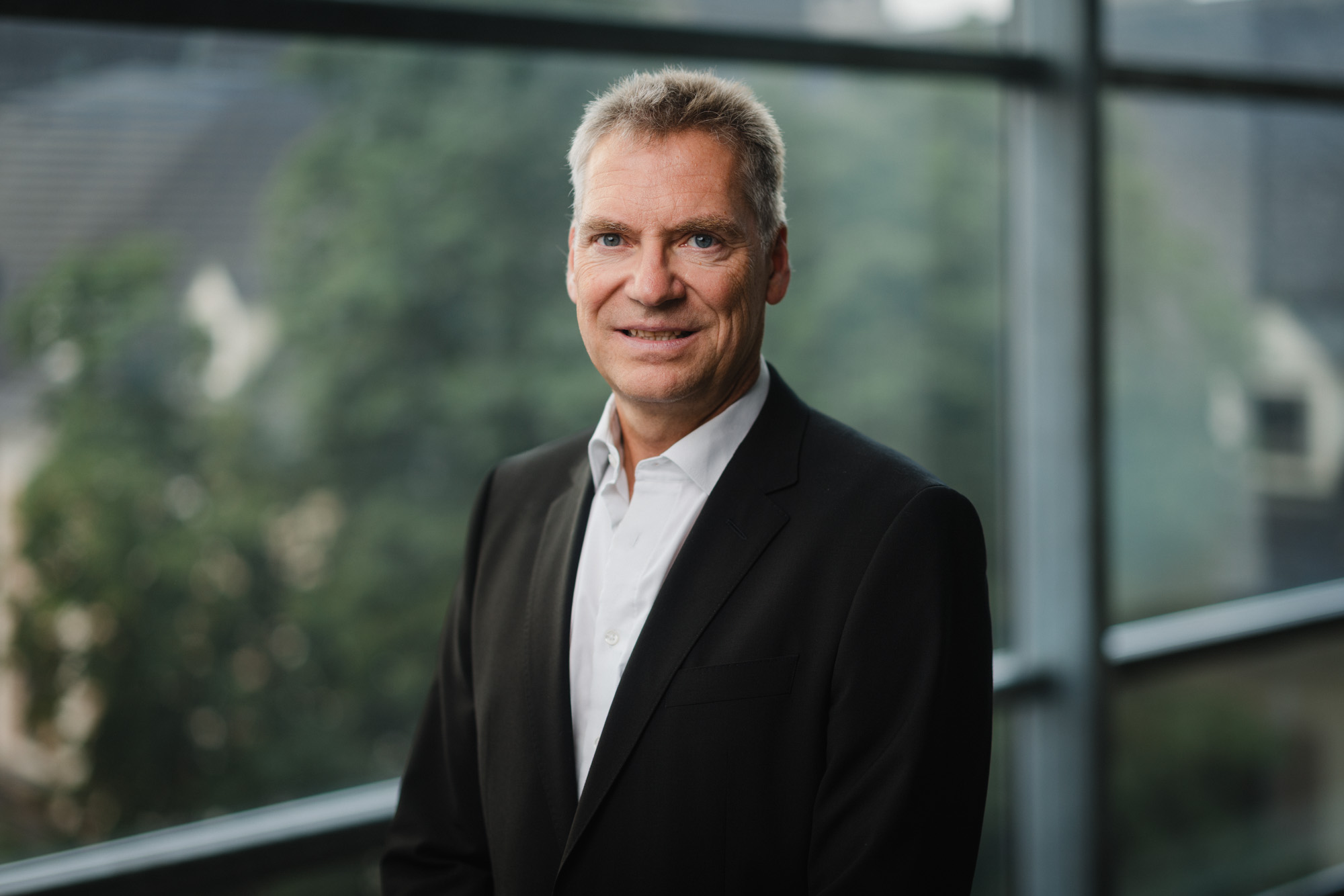 Portrait Anwalt Zimmerhansl ohne Krawatte