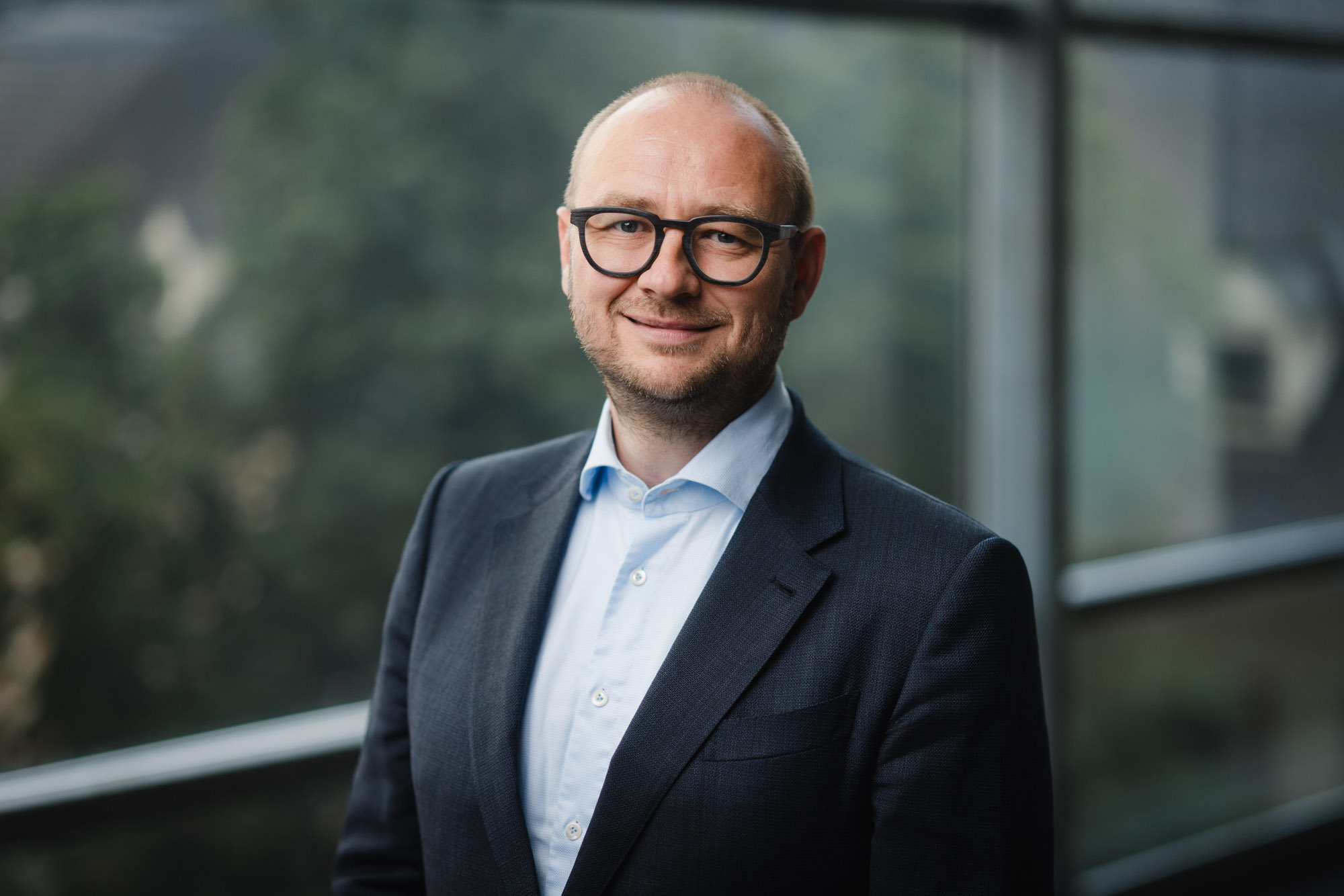 Portrait Anwalt Obermayr mit Sakko