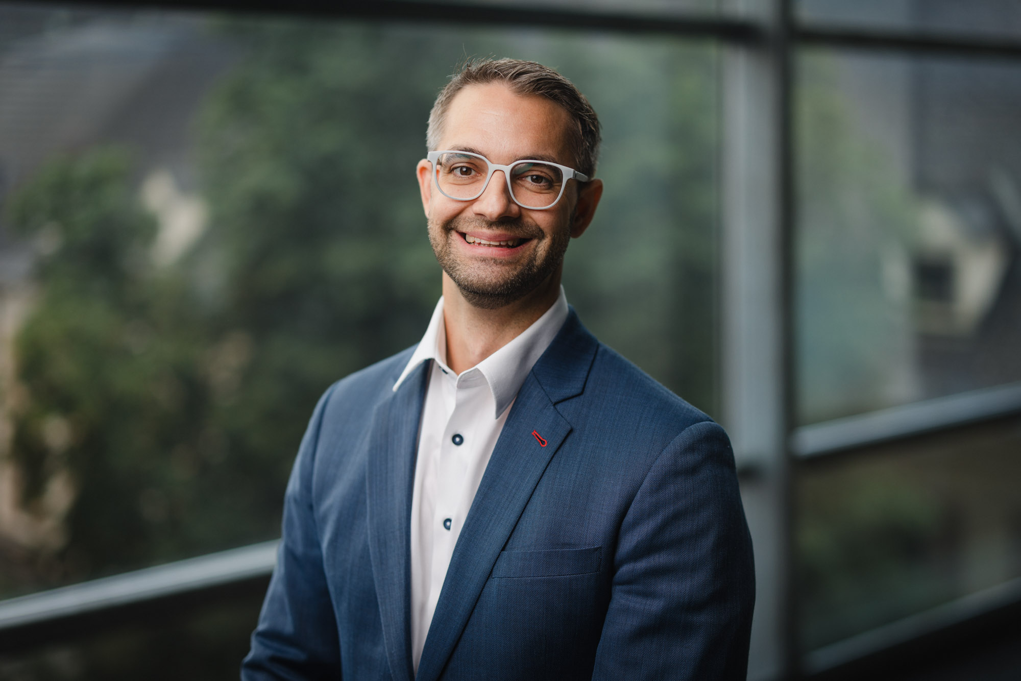 Portrait Anwalt Toma ohne Krawatte