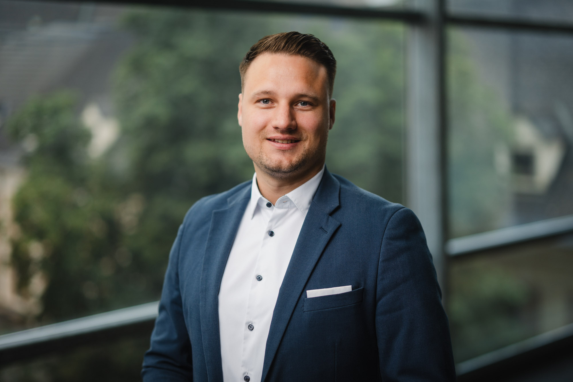 Portrait Anwalt Kasper ohne Krawatte