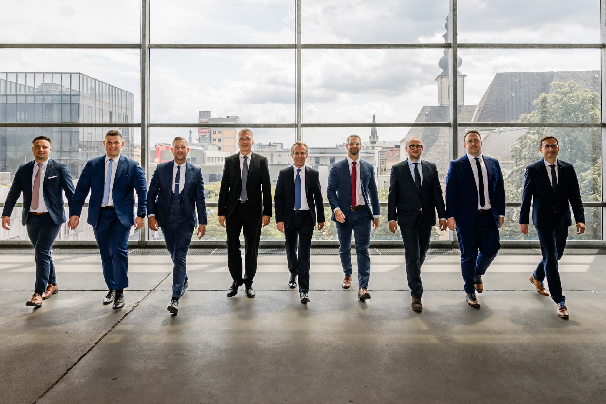 Teamfoto der 9 Rechtsanwälte beim Gehen