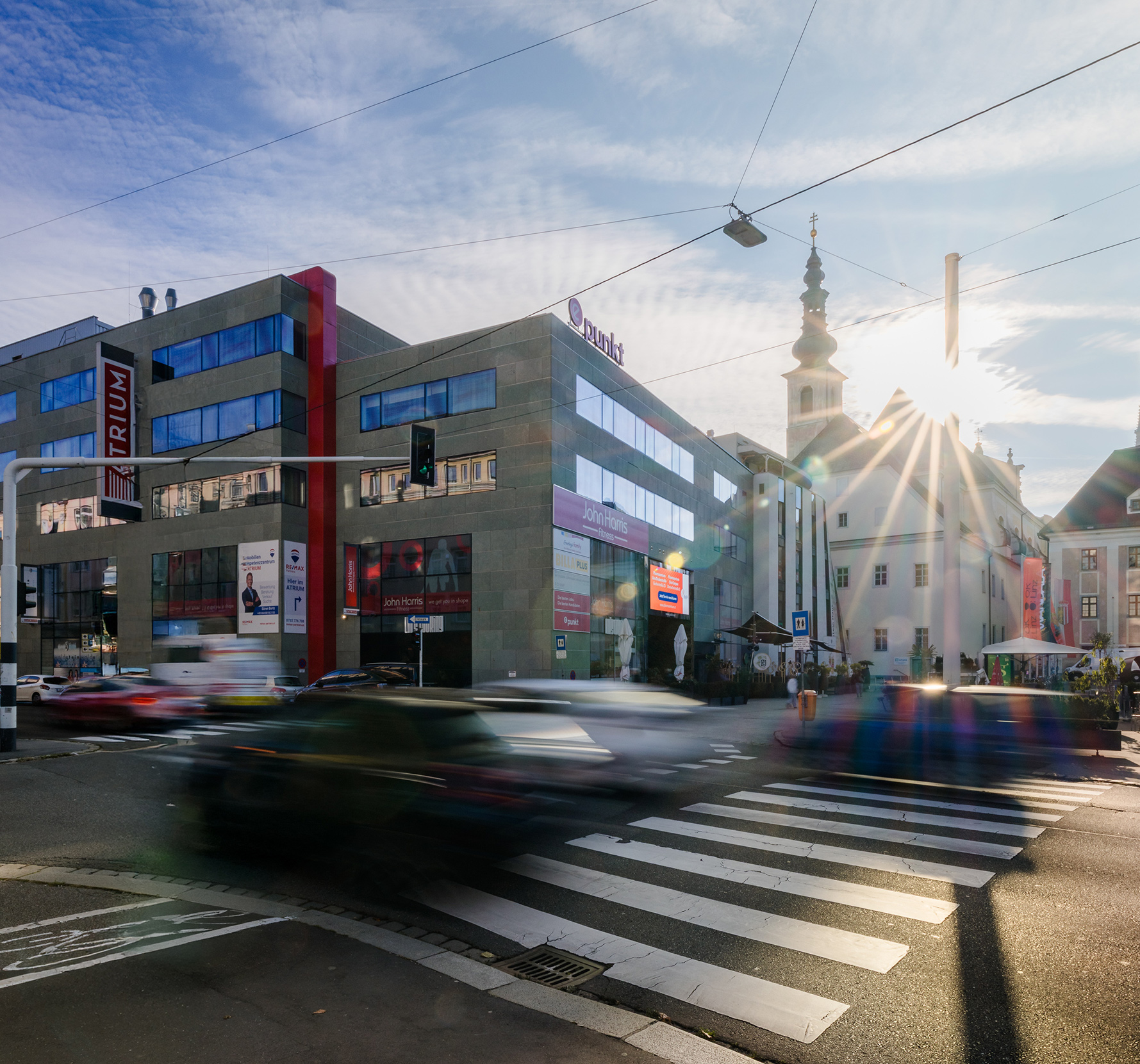 Gebäudeansicht mit Straße im Vordergrund des Bürogebäudes SDSP Standort Linz